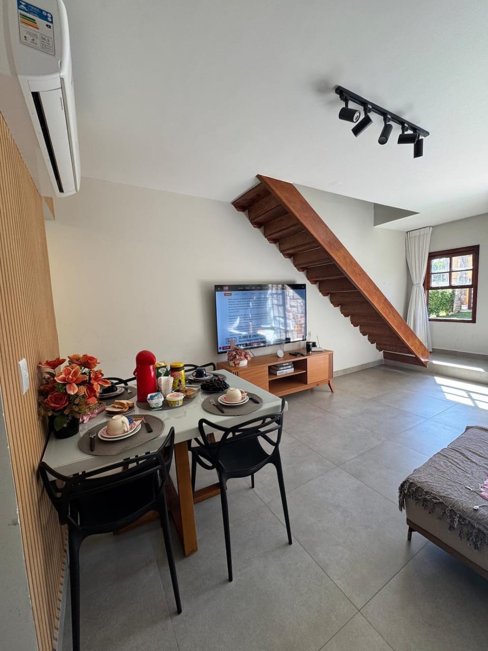 TV and multimedia, Living room, Food and drinks, Dining area, Food, air conditioner
