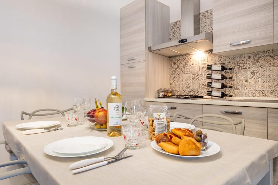 Kitchen or kitchenette, Food and drinks, Dining area, Food, minibar, stove