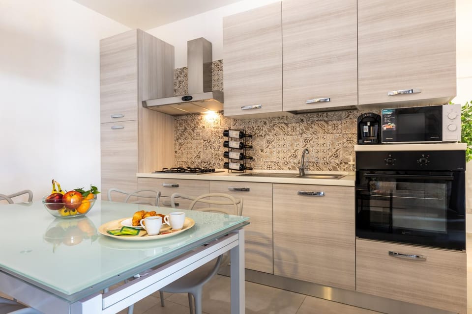 Kitchen or kitchenette, Dining area, oven, stove