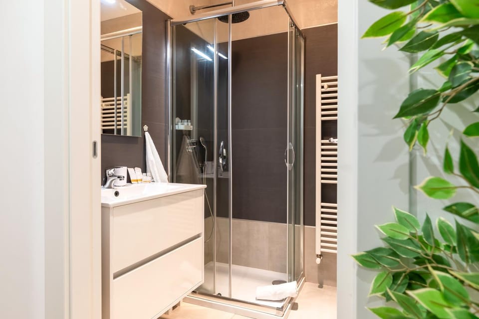 Shower, Toilet, towels