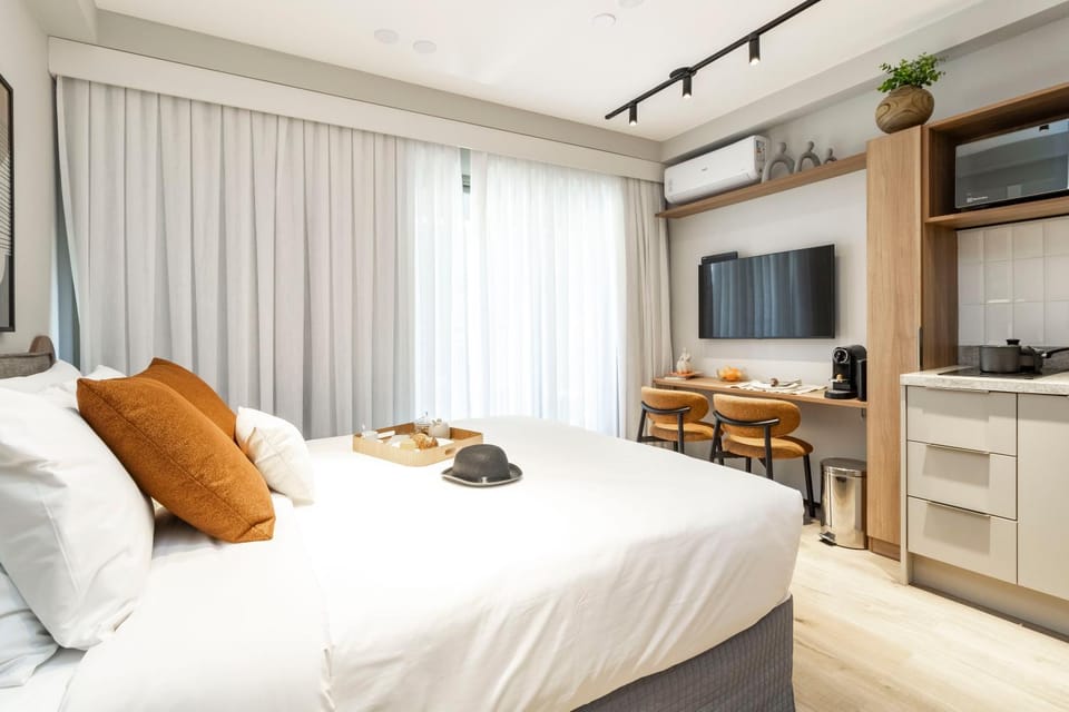 Bed, TV and multimedia, Bedroom, towels, air conditioner