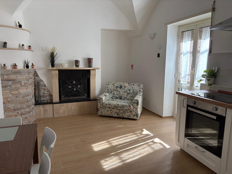 Kitchen or kitchenette, Seating area