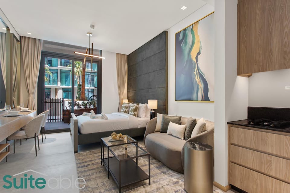 Chic Studio with Pool Access in The Autograph Apartment in Dubai
