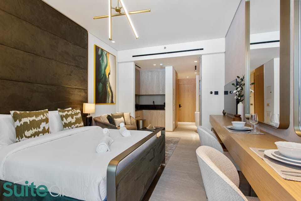 Chic Studio with Pool Access in The Autograph Apartment in Dubai
