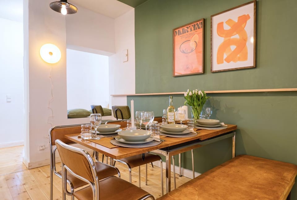 Food and drinks, Seating area, Dining area, Food