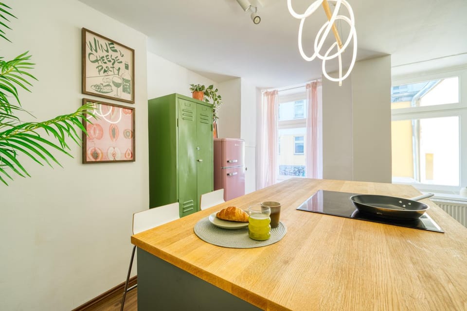 Kitchen or kitchenette, Food and drinks, Dining area, Food, oven