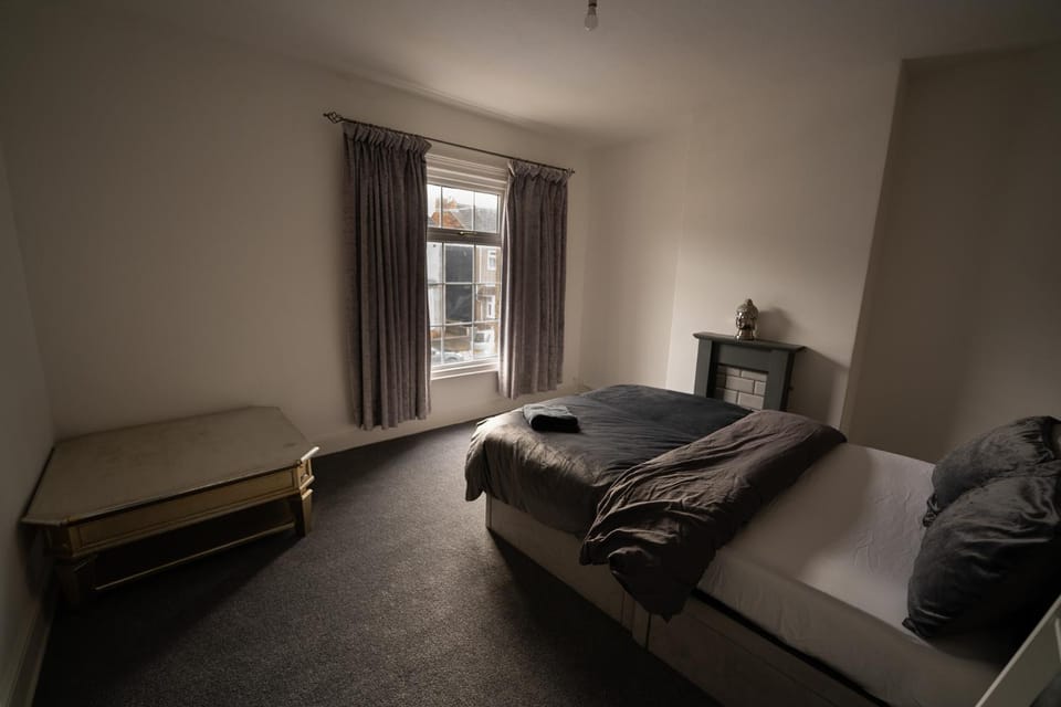 Patrick Street Double Bed , Fast WiFi , Free Parking - 1 Bedroom in 4 Bedroom House PS4 Apartment in Grimsby