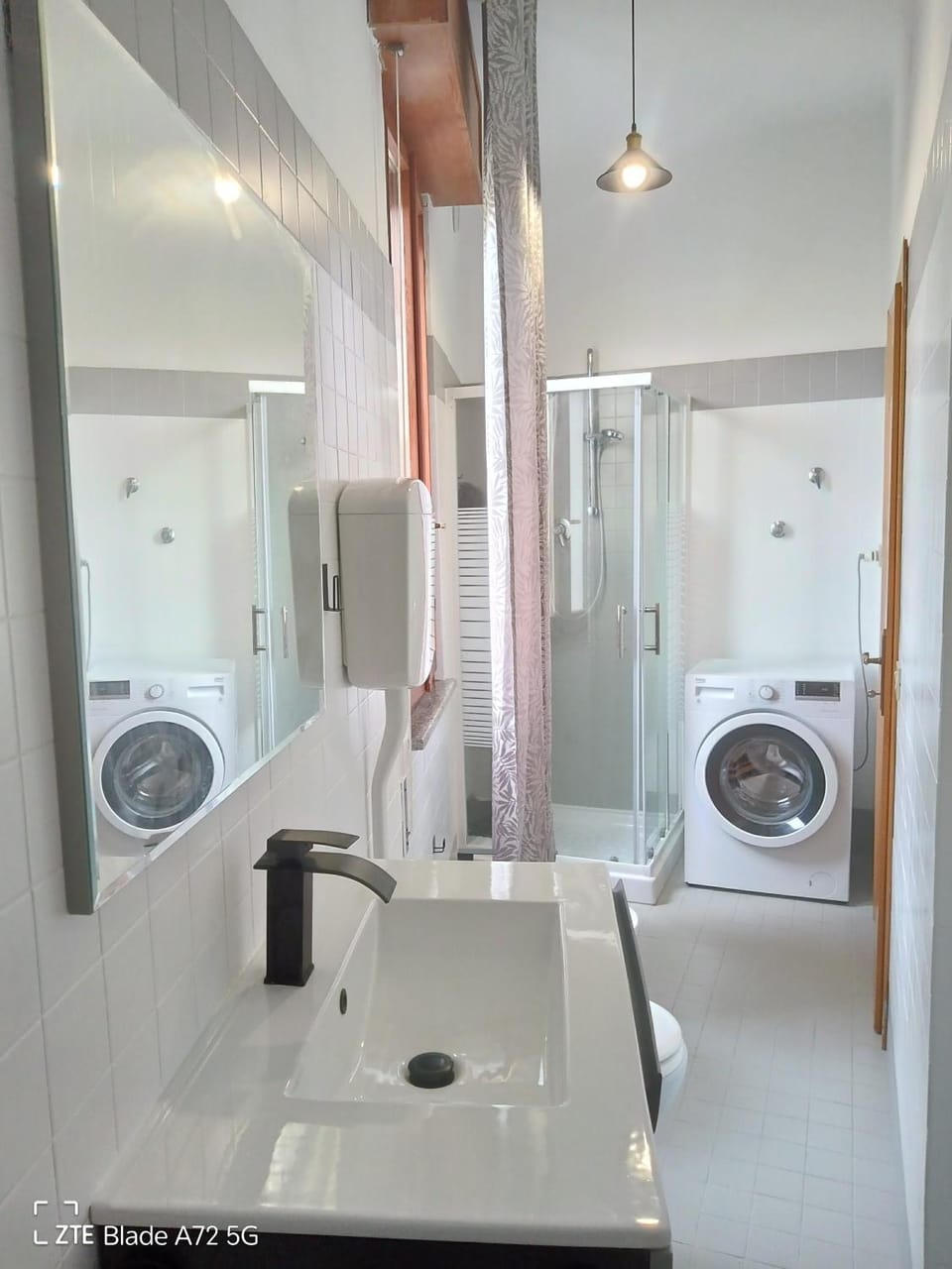 Toilet, Bathroom, towels, washing machine