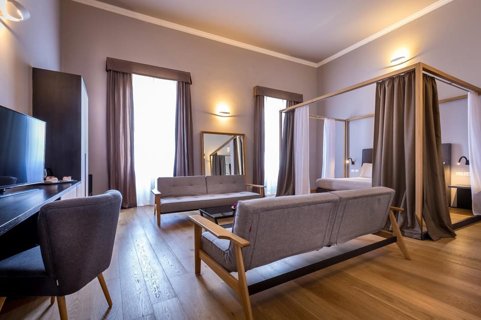 Photo of the whole room, River view, Family