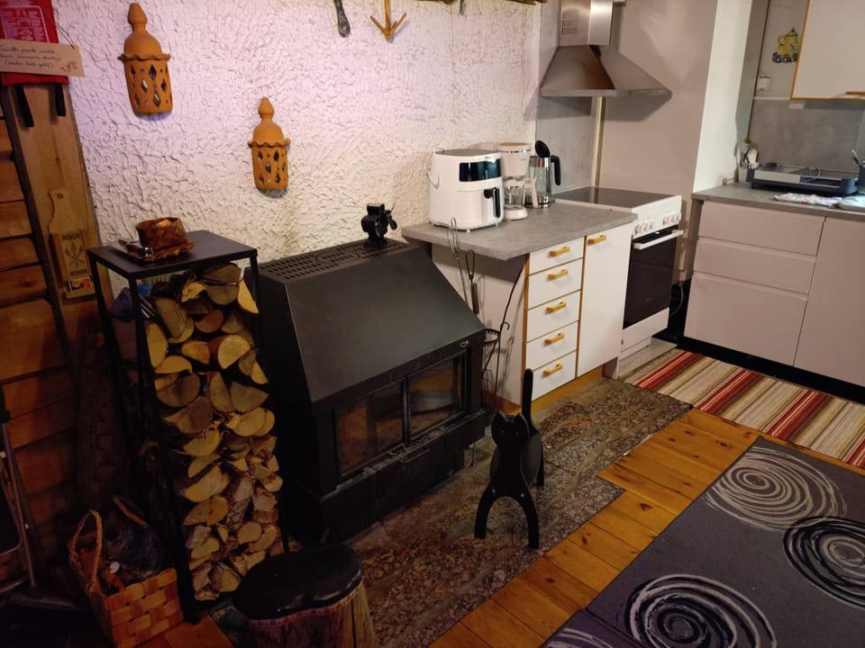 Kitchen or kitchenette, fireplace