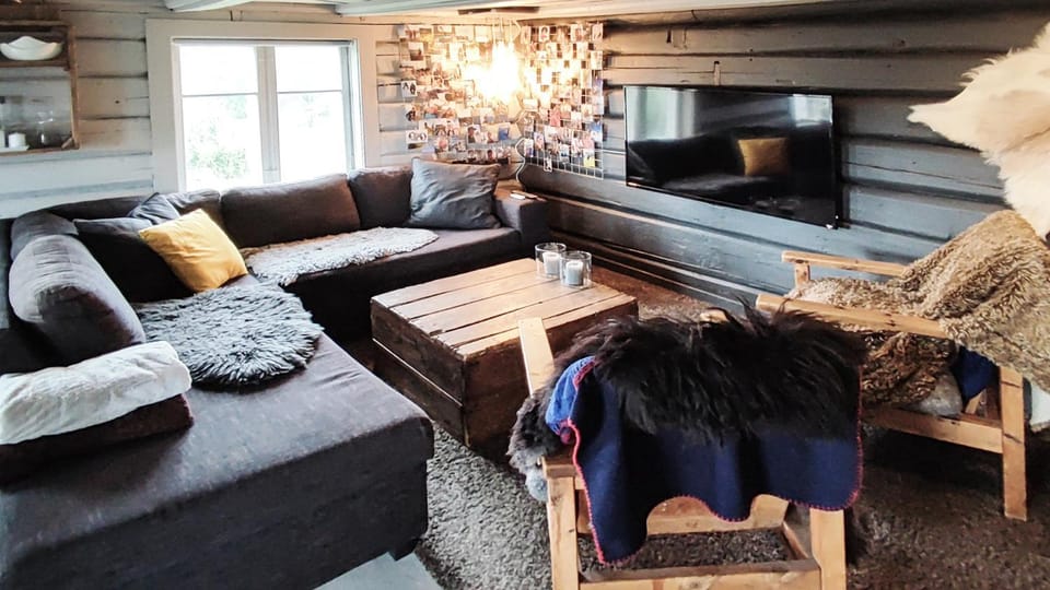 Communal lounge/ TV room, TV and multimedia, Living room, Seating area, Evening entertainment
