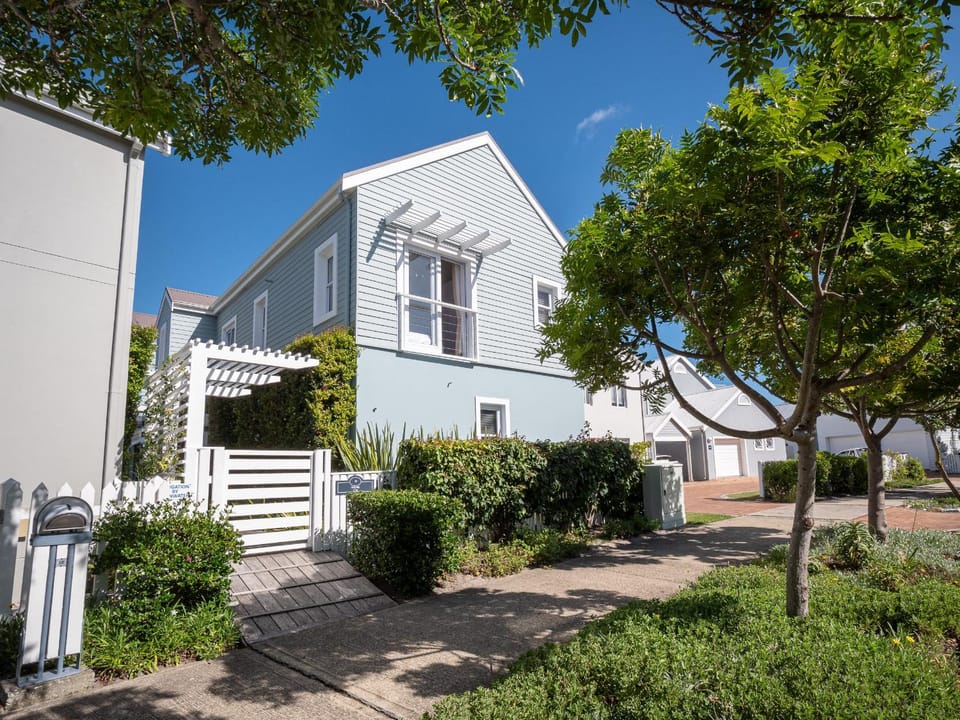 Property building, Neighbourhood, Garden view, Street view
