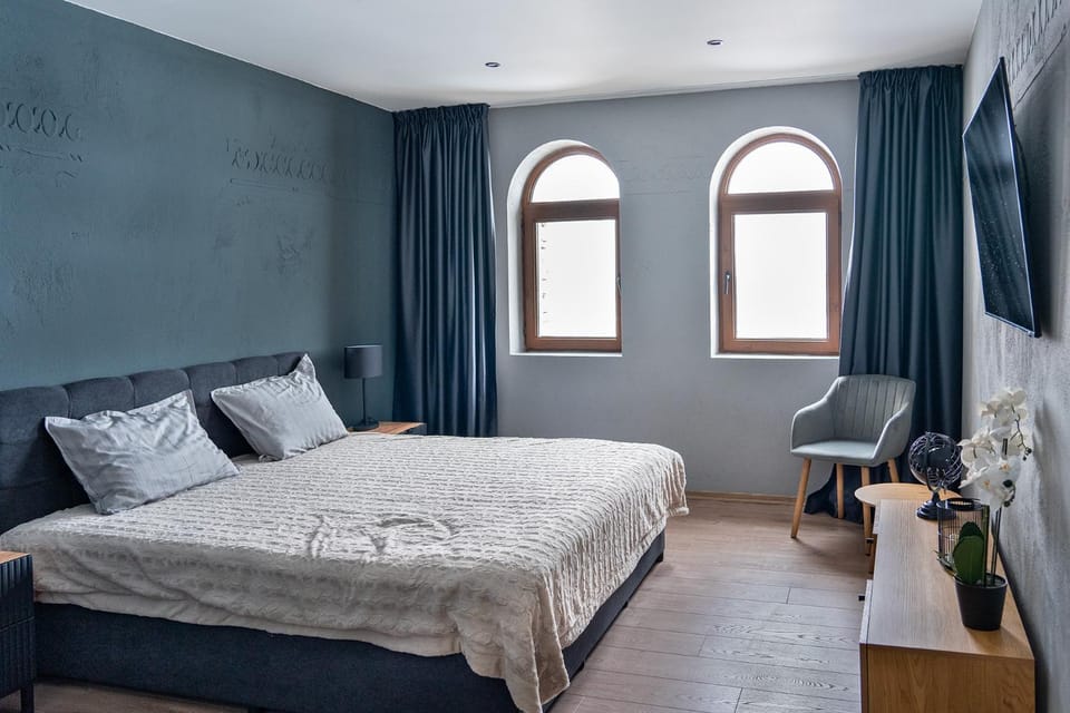 Bed, TV and multimedia, Photo of the whole room, Seating area, Bedroom