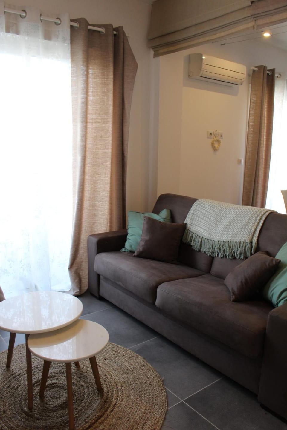 Bed, Living room, Seating area, air conditioner
