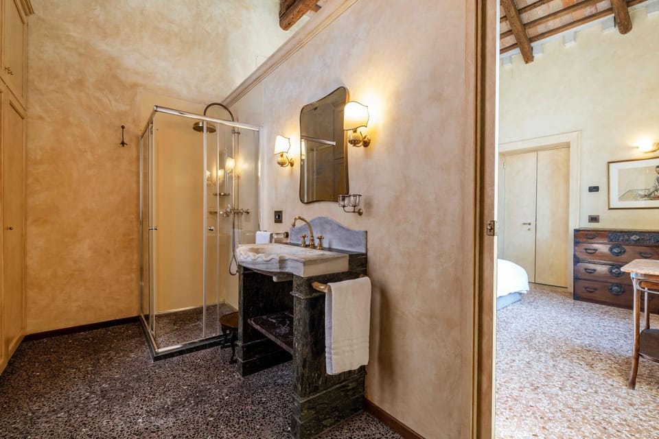 Bed, Bathroom, Photo of the whole room, Bedroom, towels