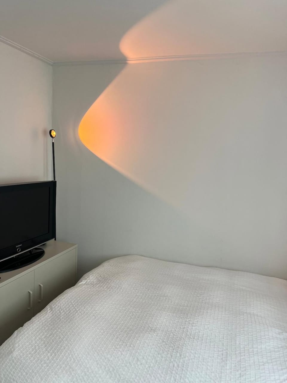 Bed, TV and multimedia, Bedroom