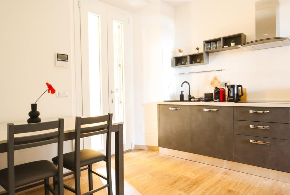 Coffee/tea facilities, Kitchen or kitchenette, Dining area, stove