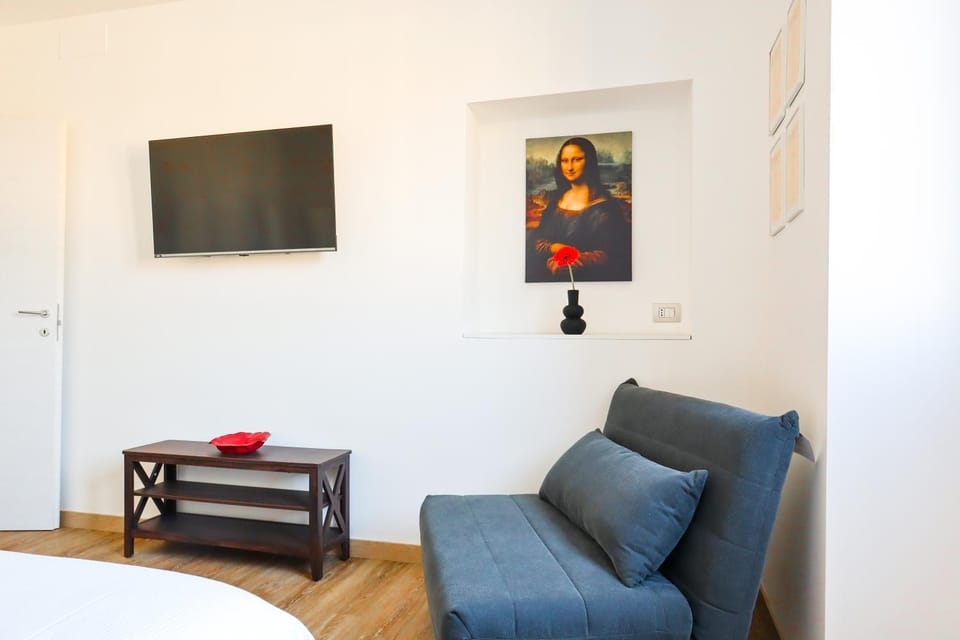 Bed, TV and multimedia, Photo of the whole room, Bedroom