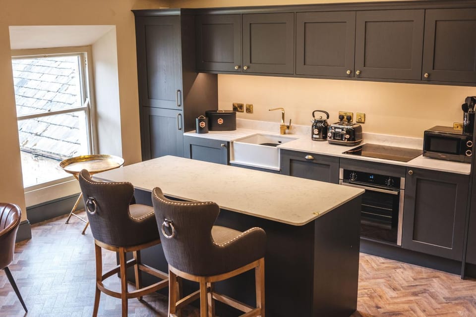 Property building, Coffee/tea facilities, Kitchen or kitchenette, Dining area, dishwasher, oven, stove, toaster