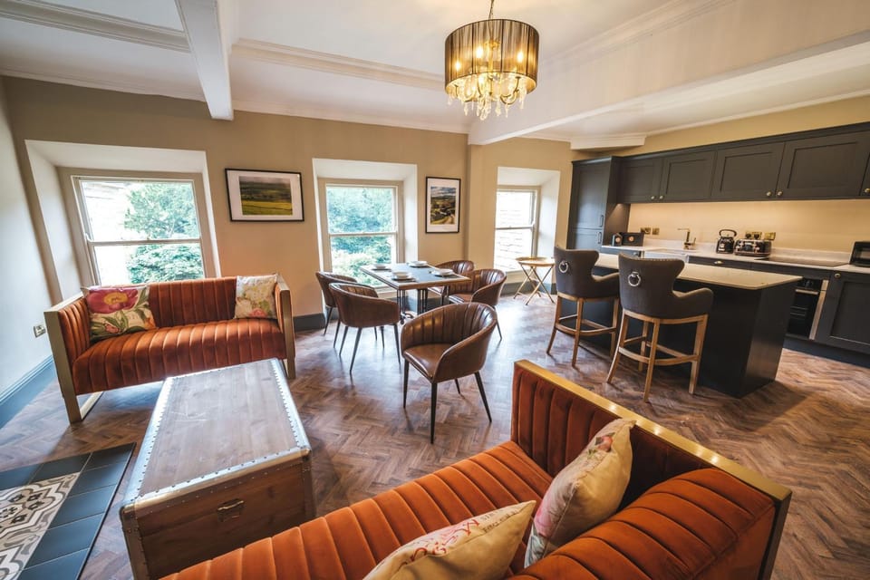 Property building, TV and multimedia, Kitchen or kitchenette, Living room, Dining area