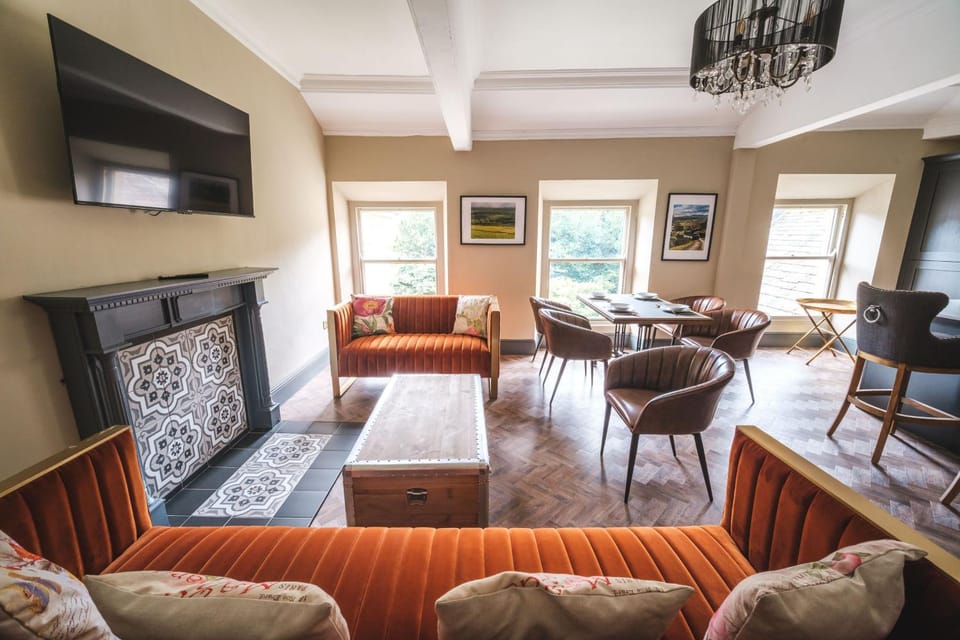 Property building, TV and multimedia, Living room, Seating area