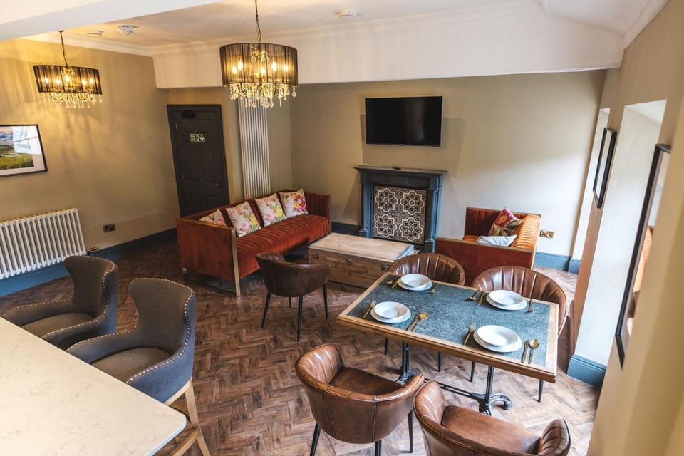 Property building, TV and multimedia, Living room, Seating area, internet