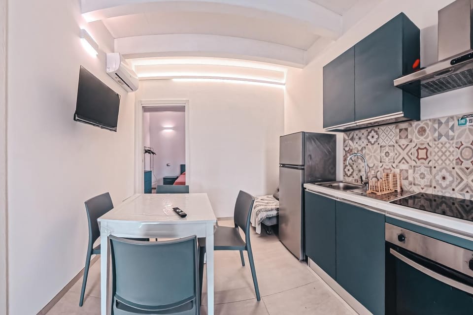 Kitchen or kitchenette, Living room, Seating area, Dining area, oven