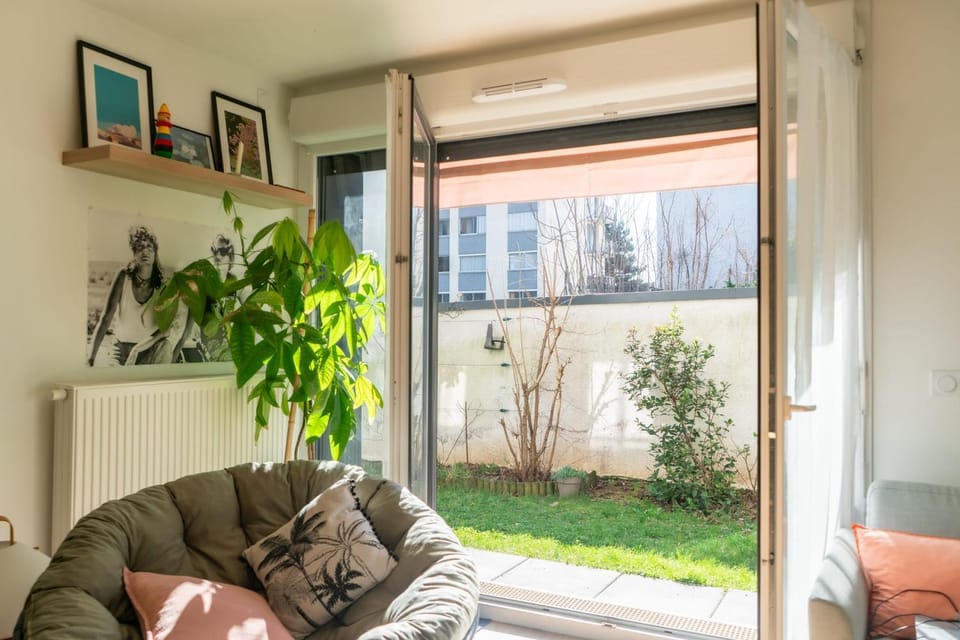T2 apartment with garden near Paris Apartment in Paris