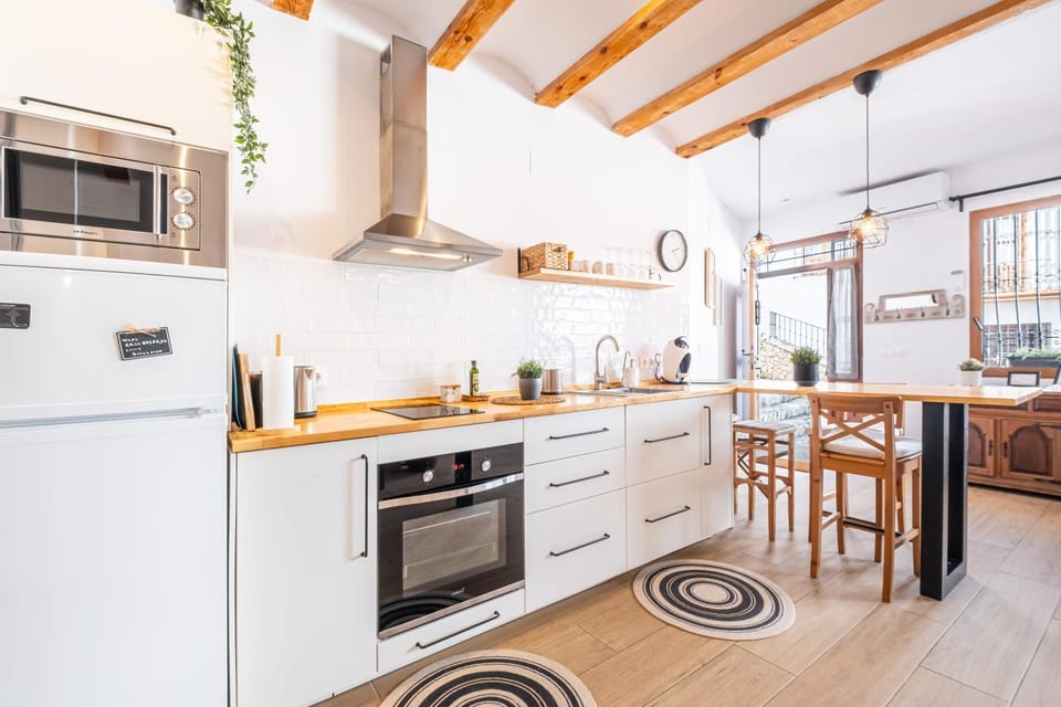 Kitchen or kitchenette, Dining area, oven, stove, toaster