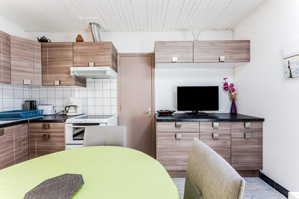 Kitchen or kitchenette, Living room