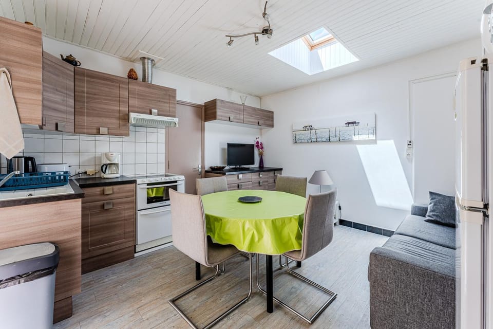 Property building, Kitchen or kitchenette, Living room