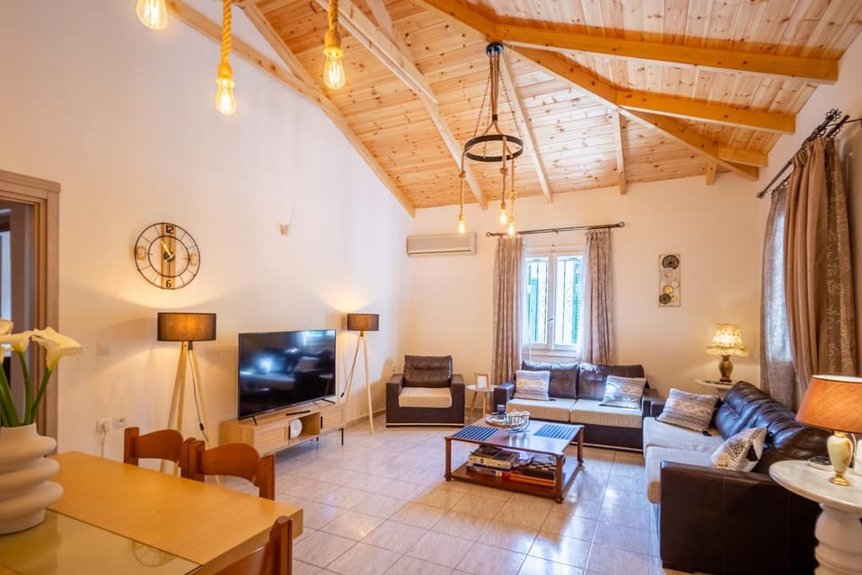 TV and multimedia, Living room, Seating area, Evening entertainment