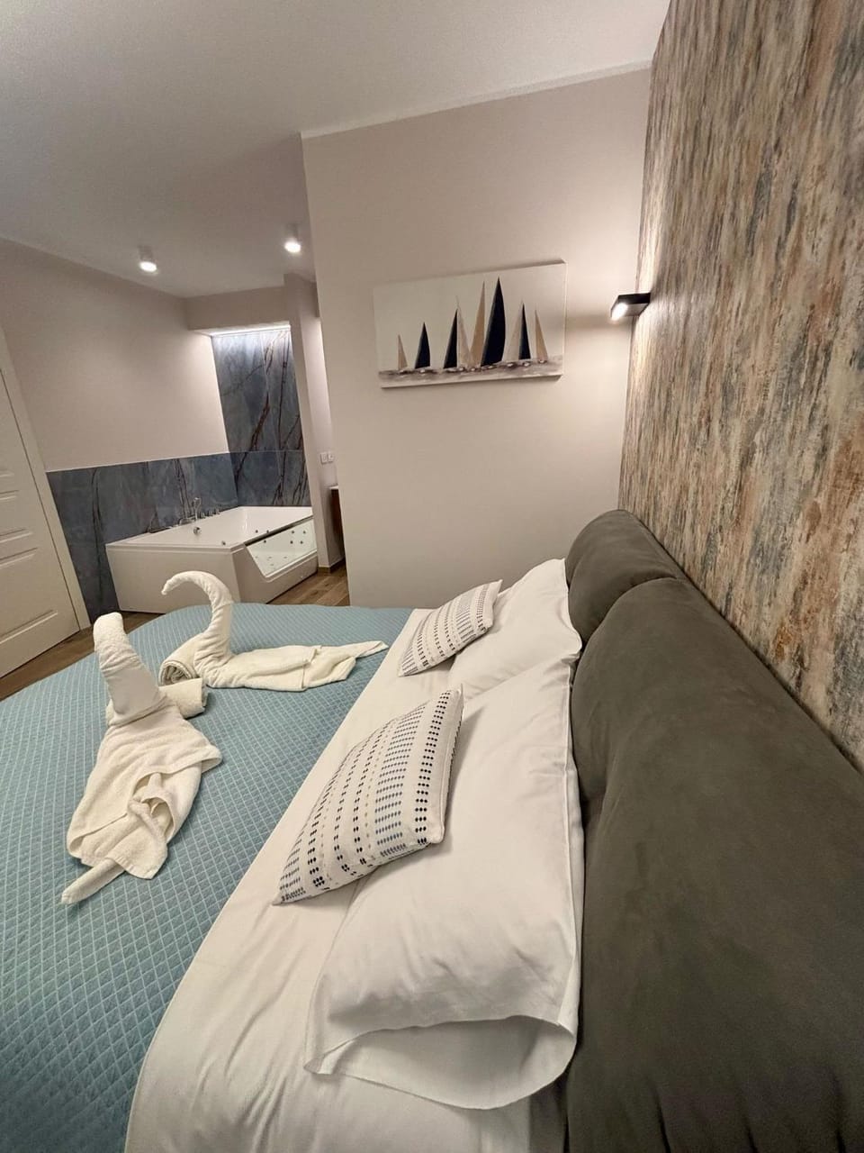 Bed, Photo of the whole room, Bedroom, towels