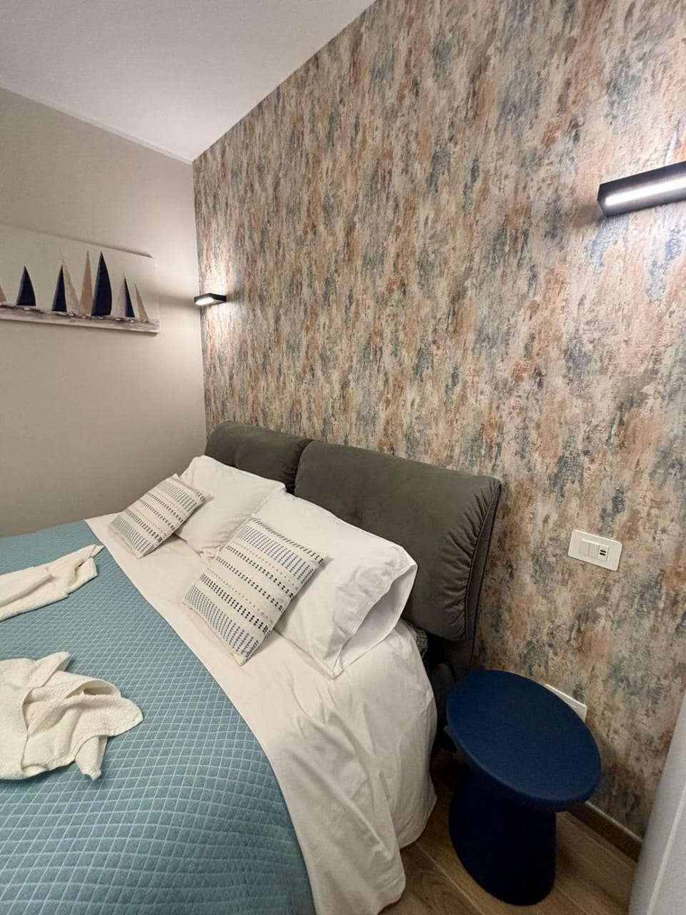 Bed, Photo of the whole room, Bedroom, towels