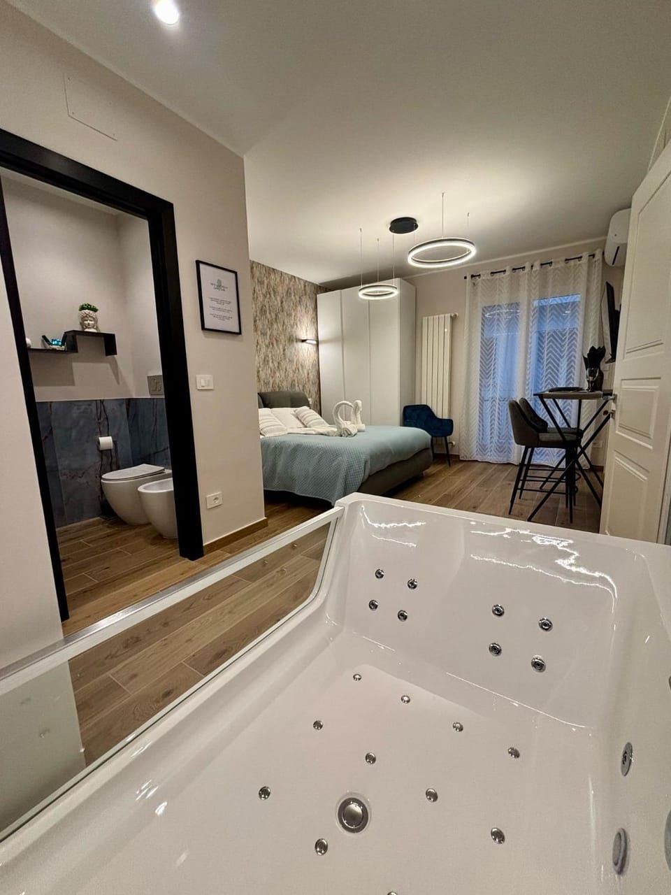 Bed, Hot Tub, Photo of the whole room, Bedroom, Bath, towels