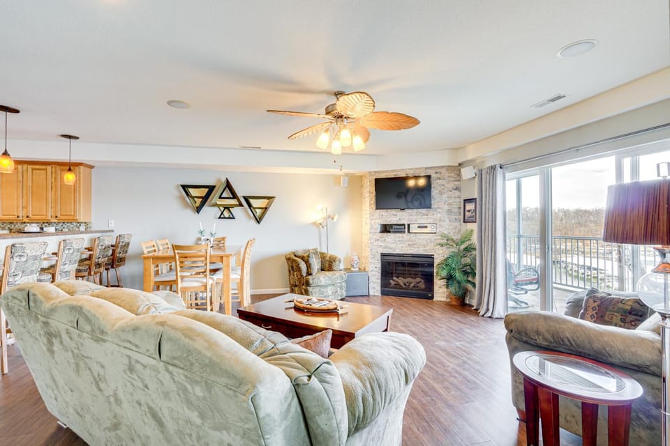 5th Fl Lakefront Condo: Elevator, Pool, Boat Slip! House in Osage Beach