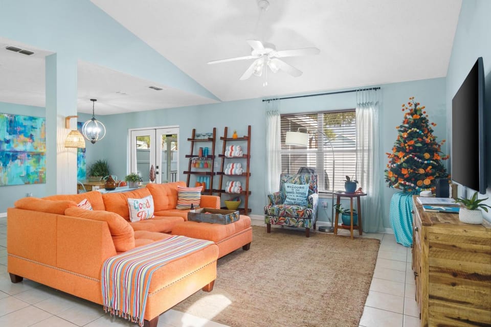TV and multimedia, Living room, Seating area, Dining area