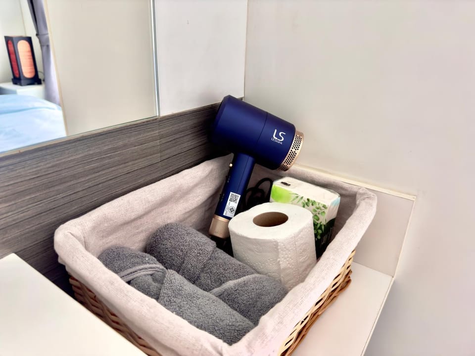 towels, towels, wardrobe, washing machine