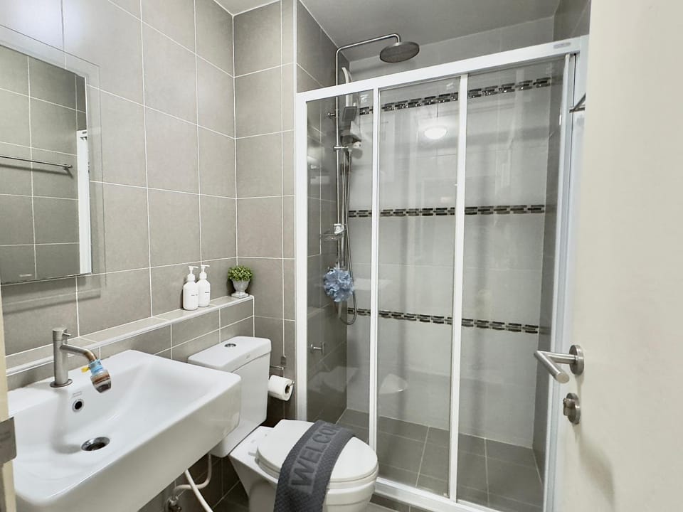 Shower, Toilet, Bathroom, towels