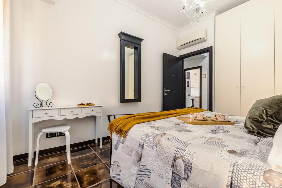 Bed, Photo of the whole room, Bedroom, air conditioner