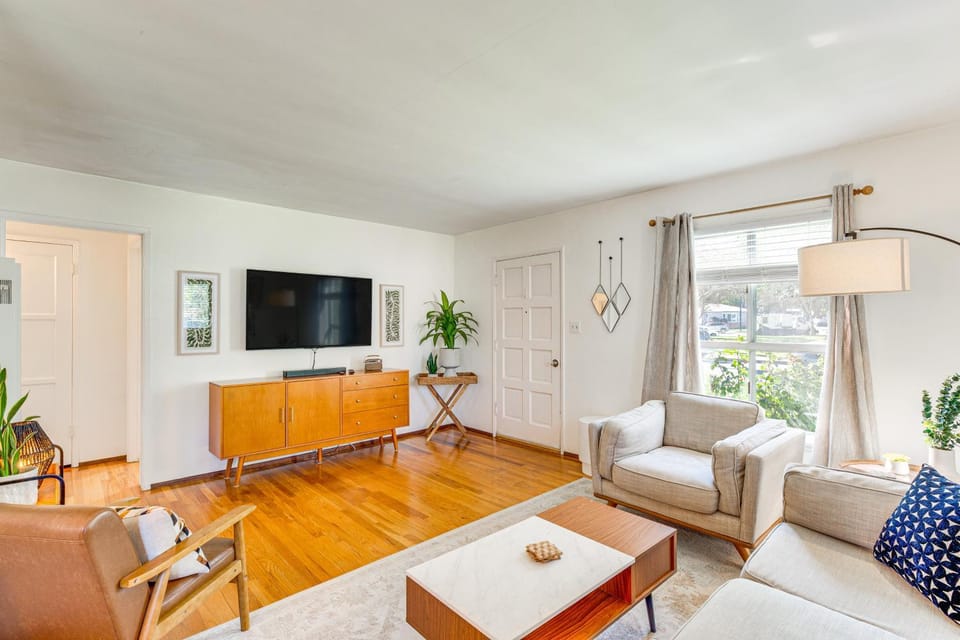 2 Mi to Griffith Park: Chic Home w/ Private Patio House in Burbank