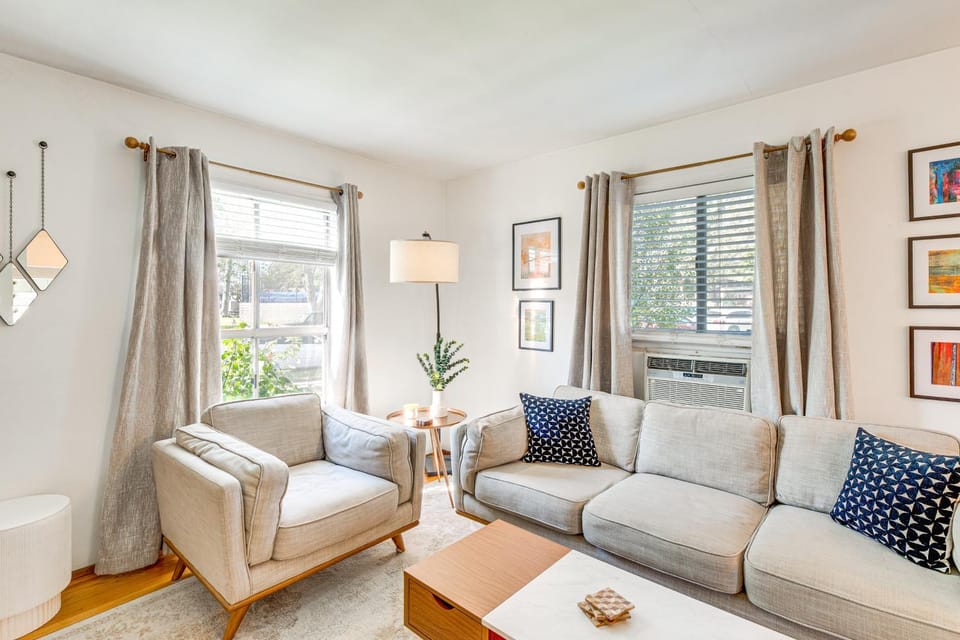 2 Mi to Griffith Park: Chic Home w/ Private Patio House in Burbank