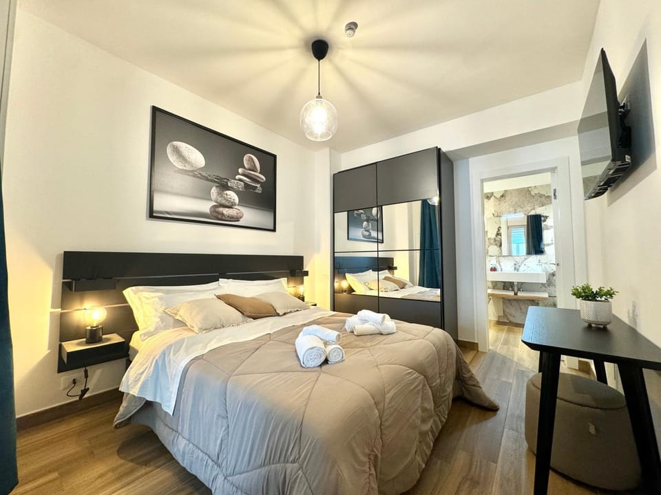 Bed, TV and multimedia, Photo of the whole room, Bedroom, towels