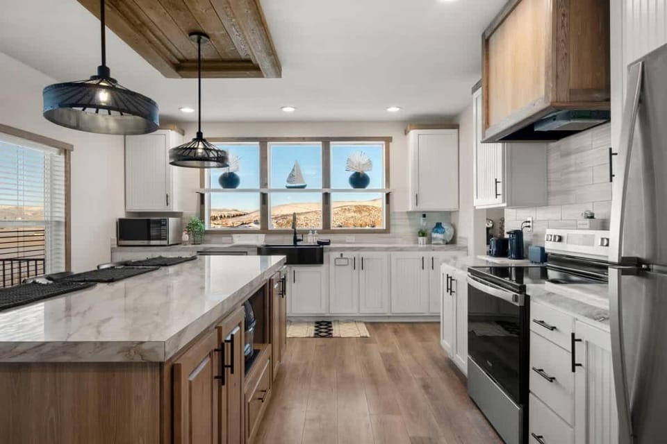 New Bear Lake Home with Beautiful Fall Views House in Garden City