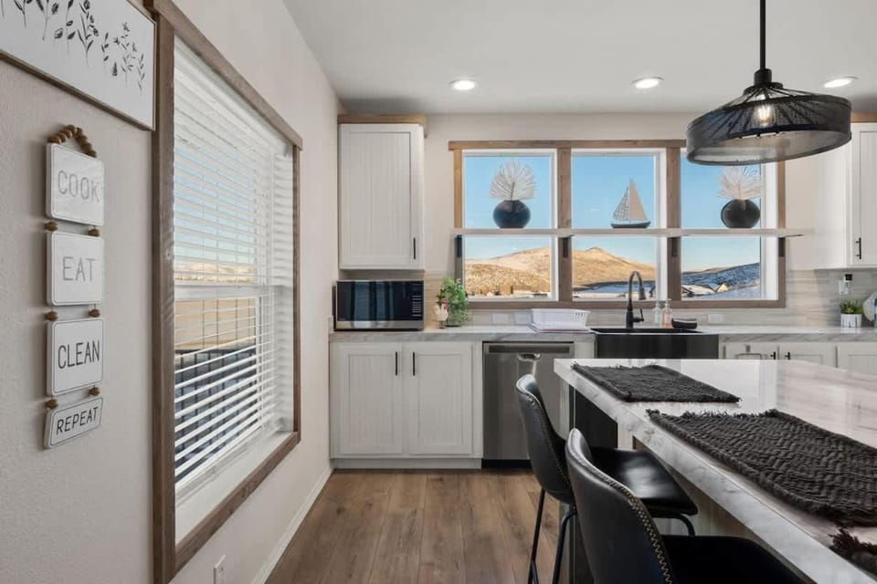 New Bear Lake Home with Beautiful Fall Views House in Garden City