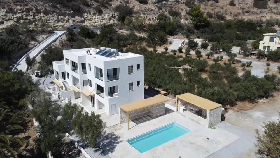Property building, Natural landscape, Bird's eye view, Swimming pool, sunbed