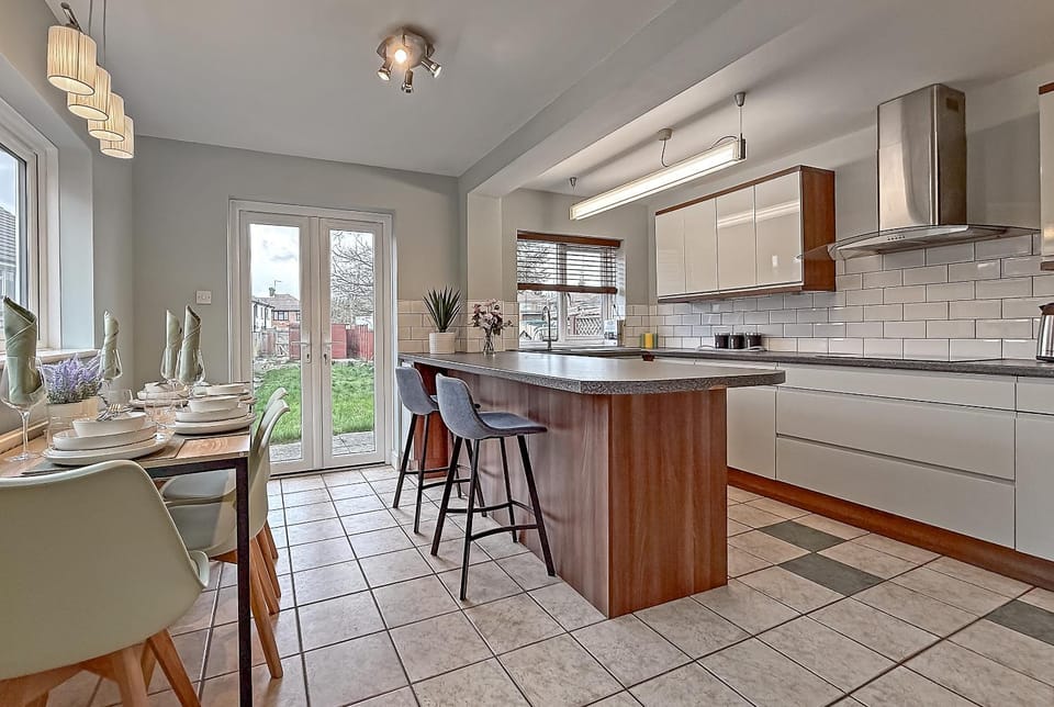 Kitchen or kitchenette, Dining area, stove