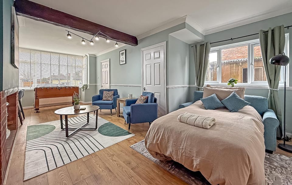Bed, Living room, Seating area