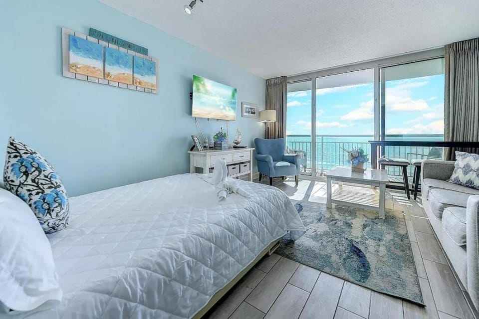 Bed, View (from property/room), Balcony/Terrace, Living room, Sea view