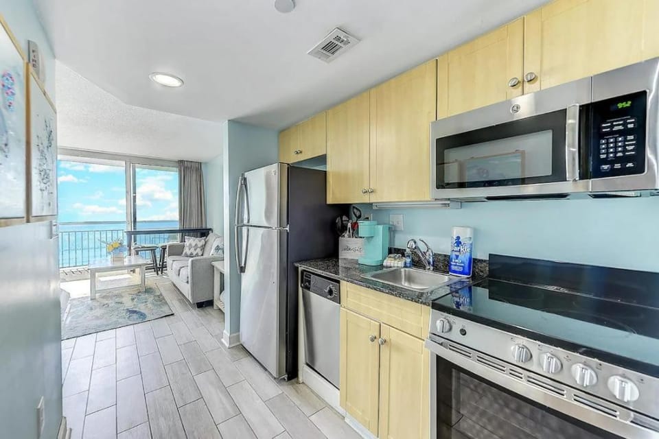 Kitchen or kitchenette, dishwasher, oven, toaster